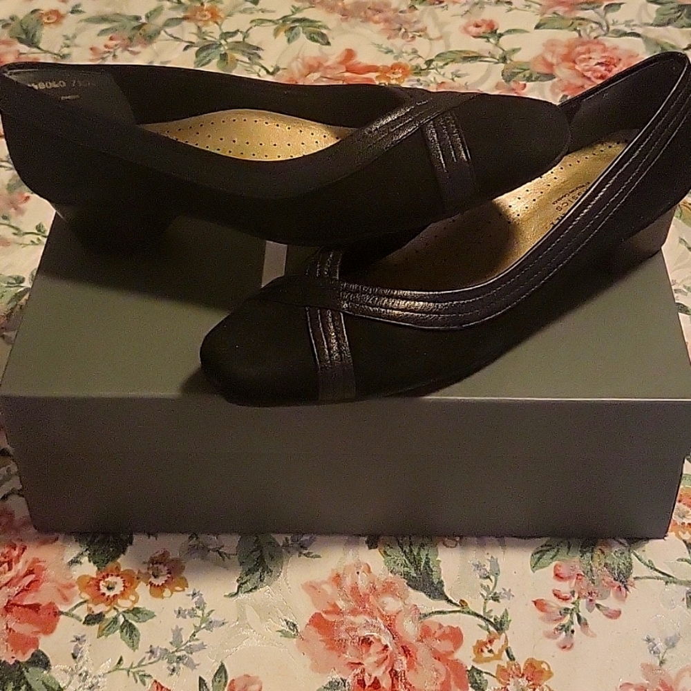 Mark Lemp Classics by Walking Cradles Shoes Size 7.5 Black Suede Pump 41546